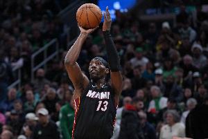 记者谈阿德巴约83分：纪录终归是纪录 永远在史册中留有位置_24直播网