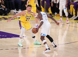 都铁哥们！湖人首节三分球11中0&森林狼12中1 兰德尔掷中唯一进球_24直播网