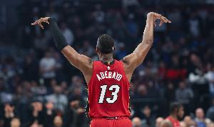 霍华德：阿德巴约今天83分？？你在场上打得就像张伯伦一样_24直播网