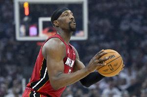 43罚！张佳玮：不是小看阿德巴约 但这场角逐最后已经变闹剧了_24直播网