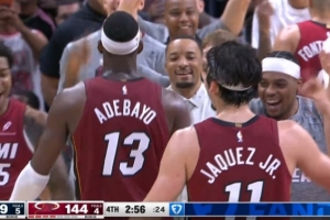 举全队之力！阿德巴约进攻犯规 所有人都要求挑战惋惜失败_24直播网