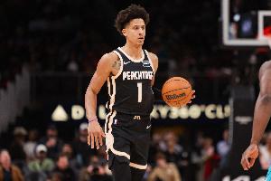 身手万能！杰伦·约翰逊18中10砍下27分7板8助 正负值+14_24直播网