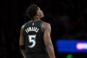 一连低迷！爱德华兹跳起传球 戈贝尔没接好再度失误_24直播网