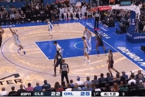 这不是3+1？？？？？哈登弧顶单挑班凯罗三分掷中被后者扑倒没吹_24直播网