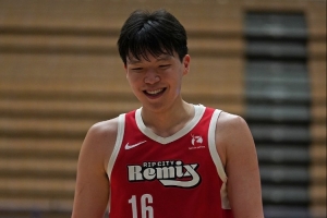 先声夺人！杨瀚森勾手掷中后篮下再中 开场4分入账_24直播网