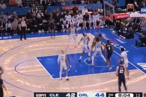 小打大！哈登单挑班凯罗 倚住防守左路突击上篮打中_24直播网