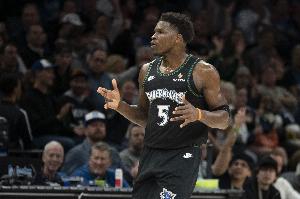 对飚小卡！爱德华兹半场9中7高效砍下23分1板2助 首节独得14分_24直播网