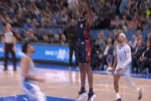 探囊取物！施罗德送吊传 莫布里接球转身空篮扣进打停魔术_24直播网