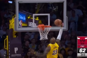 100分连线！东契奇找到詹姆斯 老汉地板油驶入禁区昊天锤抡扣砸进_24直播网