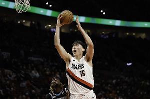 游刃有余！杨瀚森油漆区假行动转身勾手掷中 本场个人得分上双_24直播网