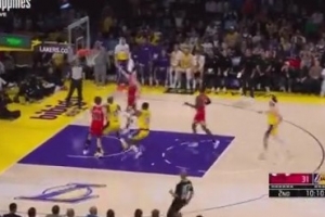 这有点太过了！吉迪快下接球面临空篮竟然上飞_24直播网