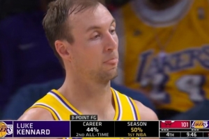 开张！肯纳德三分掷中个人本场首球 前5投0中_24直播网