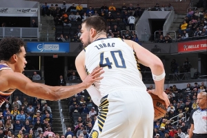 兢兢业业！祖巴茨迎首秀 半场16分钟6中4拿到8分6板_24直播网