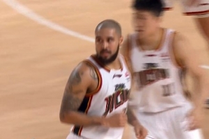 一己之力！摩尔36分钟25中14砍下34分5板3助1断 前三节险些不断_24直播网