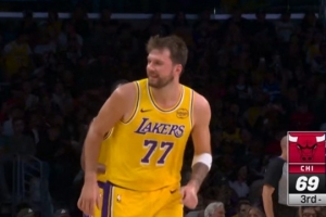 百步穿杨！詹姆斯再送助攻 东契奇加长三分率队领先18分轰停公牛_24直播网