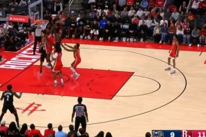 你俩有仇。。。。∥怖合卤┢鹱笫植锌岽竺币辽 球击地弹到外线_24直播网