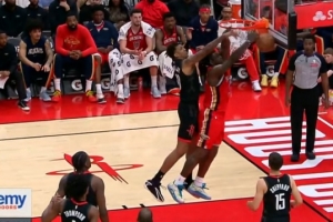 横冲直撞！锡安接球直杀篮下 小贾补防被吹犯规_24直播网