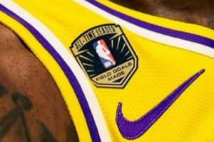 历史进球王！詹姆斯晒球衣特制补。。。鹤：啬惆〈笮值???_24直播网