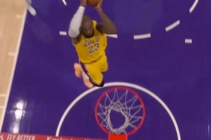 百分连线！东契奇收板0反映时间送出长传 詹姆斯暴扣取分_24直播网