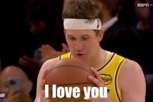 这是真爱?里夫斯1+2扳平比分之后对着篮球说：I Love You！_24直播网