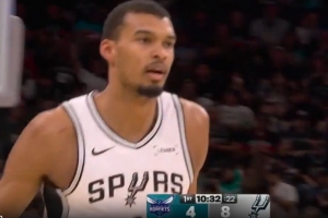 就是自信！文班亚马三分线外接球干拔 首次脱手就掷中！_24直播网