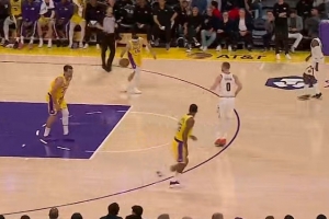 兄弟，，，，你搞偷袭？？东契奇和八村塁；；だ喊 被后者失慎击中要害_24直播网