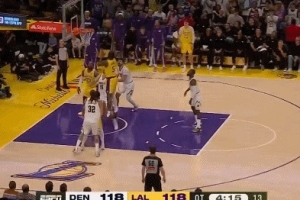 强硬一把！艾顿奋力拼下前场篮板 随后力压约基奇抛投到手_24直播网