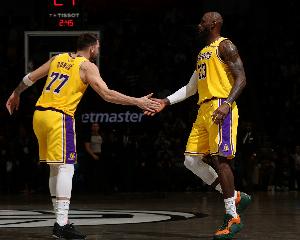 东契奇谈詹姆斯飞扑救球：难以置信 他一心只为赢球 太精彩了_24直播网