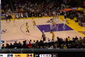 延续首节手感！斯玛特次节刚最先底角三分再中 个人第3记了！_24直播网