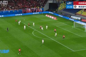 有点笼统！胡荷韬左路传中，，，，拜合拉木凌空抽射奔着边线去了_24直播网