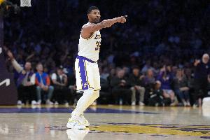 DPOY！斯玛特15中8得21分3板2助5断1帽 要害防守+三分太硬了_24直播网