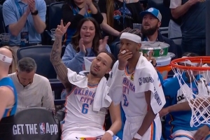 心情包+1！哈滕弧顶挡拆下蛋助麦凯恩掷中三分 鸭梨场边捂嘴赞叹_24直播网