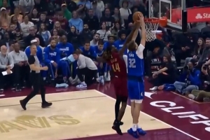 弗拉格快下试图扣篮被犯规依然2+0 防守悍将埃利斯开场1分多钟2犯_24直播网