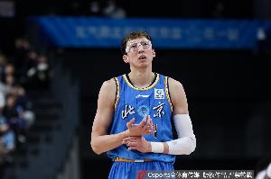 打外助一点不怵！周琦半场3中3拿8分6板 多次造到犯规6罚2中_24直播网