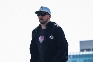 开启六连客！湖人官推晒客场之旅登机照：出差_24直播网