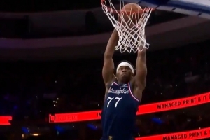 展示劲爆身体素质！埃奇库姆中戮诱切腾飞 双手滑翔暴扣太轻松！_24直播网