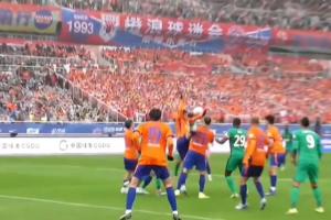 解说晒马德鲁加手球视频：应判点球，，，但主裁判无反映VAR也没介入_24直播网