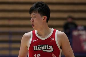 正负值全场最低！杨瀚森13投13特殊加7板2助1断3帽 有5失误5犯规_24直播网