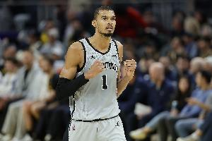 探囊取物！卡斯尔再送抛传 文班顺下腾飞空接打中_24直播网