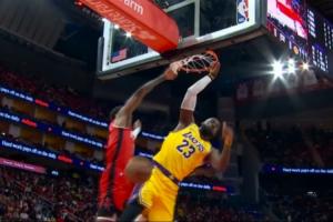 ?小里长传 詹姆斯快攻接球双手炸扣 随后怒瞪小贾巴里！_24直播网