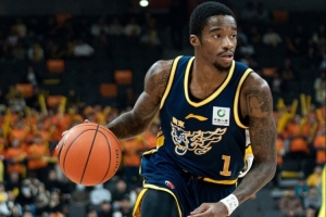 媒体人：广东双枪照旧猛的 萨姆纳和奎因跑起来下分真是快_24直播网