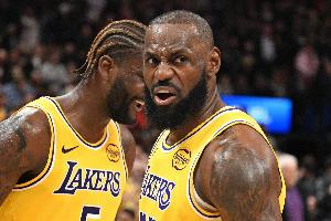 詹姆斯：艾顿在最后时刻完成了补扣和勾手得分 并抢到几个篮板_24直播网