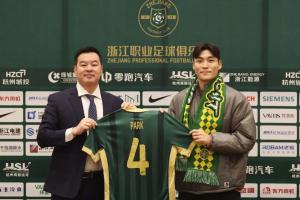 洪明甫谈朴镇燮：他转会后踢双后腰，，，，，展现出顺应国家队战术的能力_24直播网