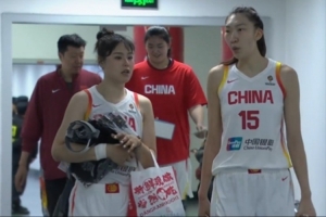 女篮三大中锋！李月汝和韩旭交流一直 王治郅给张子宇面授机宜_24直播网