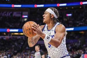 拼尽全力！班凯罗21中12空砍32分10板5助 第三节15分_24直播网