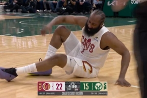 裁判就在眼前！哈登三分掷中后踩到希姆斯脚上 没有加罚_24直播网