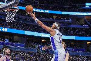 生猛！班凯罗第三节7中6独得15分 三节砍下28分10板_24直播网