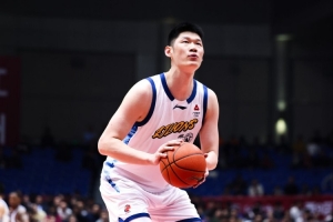 高效稳固！胡金秋半场5中4轻松拿下11分3篮板_24直播网