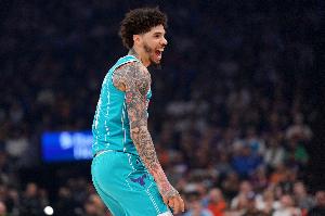 神来之笔！鲍尔持球强攻 滞空换手抛进还造犯规打成2+1_24直播网