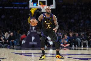 湖媒狂吹：詹姆斯生涯第五次角色蜕变&完全接受无球 他最万能_24直播网